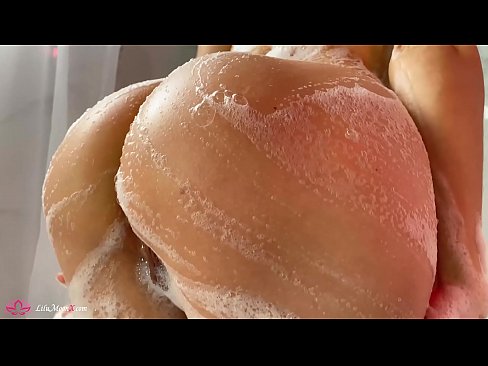 ❤️ Brunette Masturbates Pussy b'vibratur għal orga intens fid-doċċa ❤️❌ Porno lilna